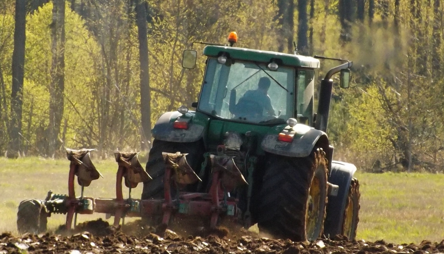 Traktors uzar lauku, skats prombraucot